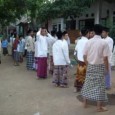 “Mengikuti kebiasaan kaum Muslimin itu penting!” kata Kyai Maemoen Zubair, “Contohnya: sarung. Dari asal-usulnya, itu merupakan pakaian tradisional orang Birma yang Buddha. “Tapi di Indonesia ini sekarang sudah jadi pakaiannya...