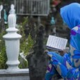 MEMBACA AL-QUR’AN DI KUBURAN Pembahasan ini akan mengupas dasar penetapan membaca al-Qur’an atau khusunya surat Yasin dan tahlil di kuburan sebagaimana yang kerap dilakukan oleh warga Nahdhiyyin saat berziarah atau nyekar di makam orang...