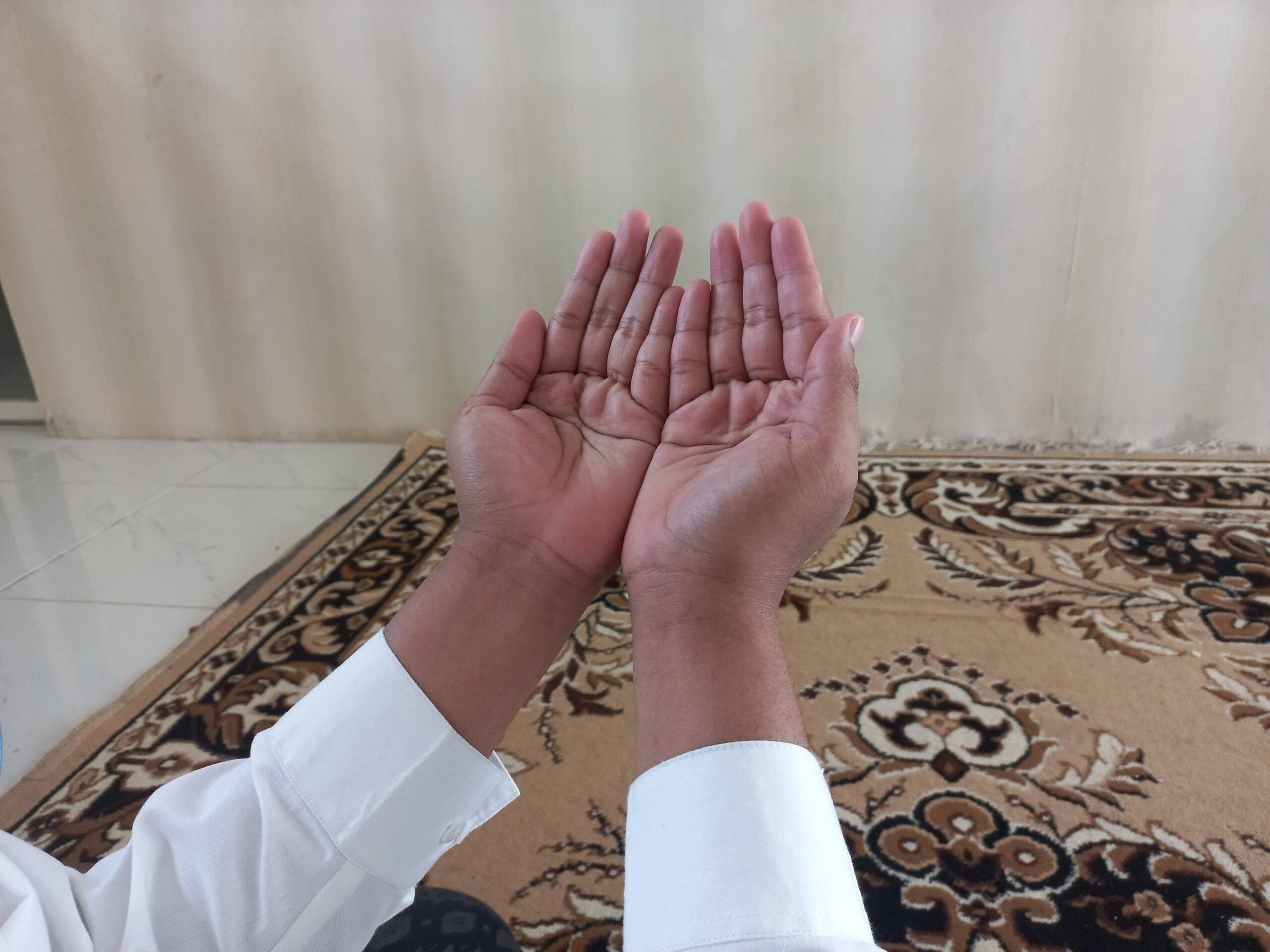 Ilustrasi: Tangan menengadah berdoa, memohon kepada Allah ta'ala.